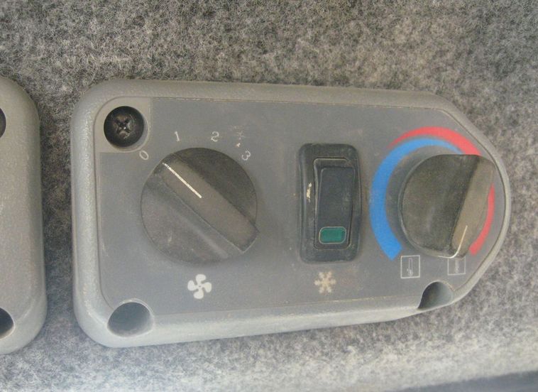 image for item 3715 2003 Bobcat S300 skid steer