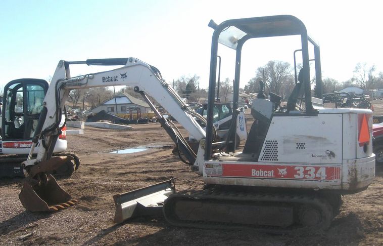 image for item 3716 2000 Bobcat 334 compact excavator