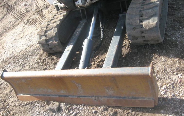 image for item 3716 2000 Bobcat 334 compact excavator