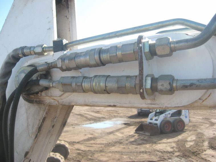 image for item 3716 2000 Bobcat 334 compact excavator