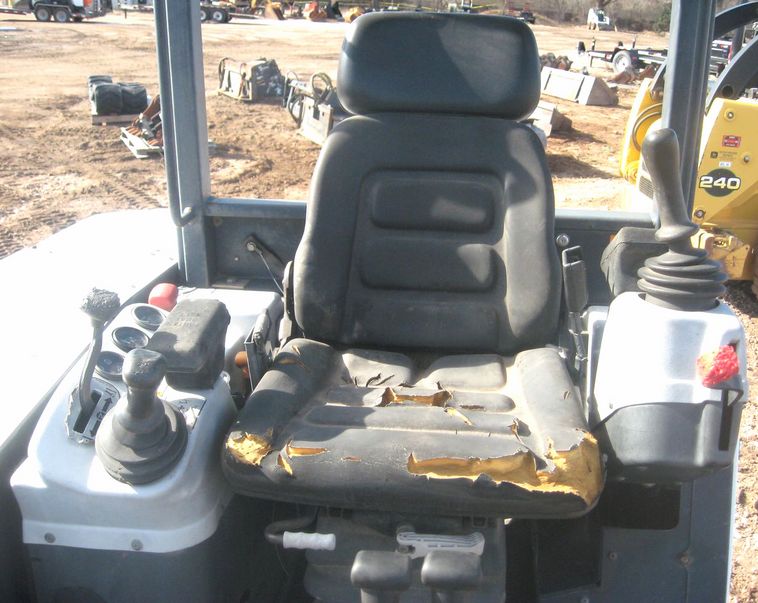 image for item 3716 2000 Bobcat 334 compact excavator