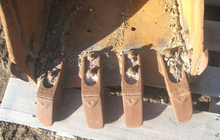 image for item 3719 18"/2.33 cu.ft. excavator bucket