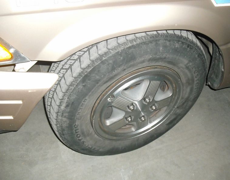 image for item 3006 1996 Ford Aerostar XLT