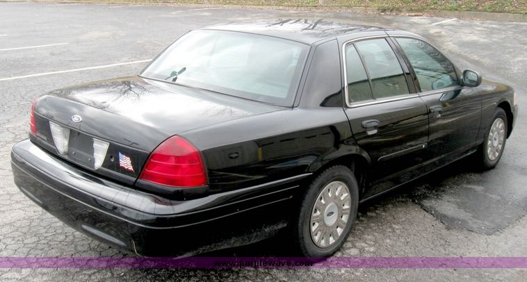 image for item 3979 2004 Ford Crown Victoria Police Interceptor