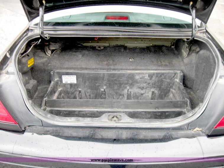 image for item 3979 2004 Ford Crown Victoria Police Interceptor