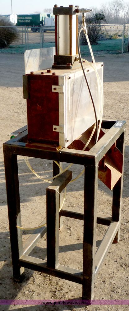 image for item 5046 Pneumatic press