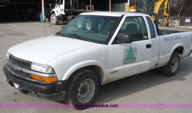 image for item 5073 2001 Chevrolet S10 extended cab pickup