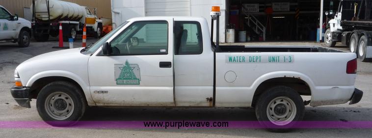 image for item 5073 2001 Chevrolet S10 extended cab pickup