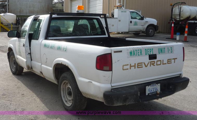 image for item 5073 2001 Chevrolet S10 extended cab pickup