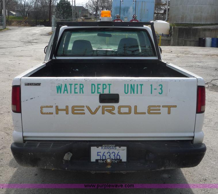 image for item 5073 2001 Chevrolet S10 extended cab pickup