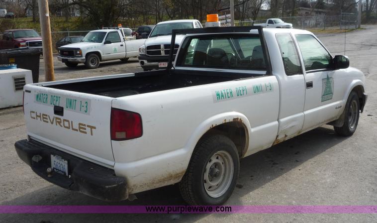 image for item 5073 2001 Chevrolet S10 extended cab pickup