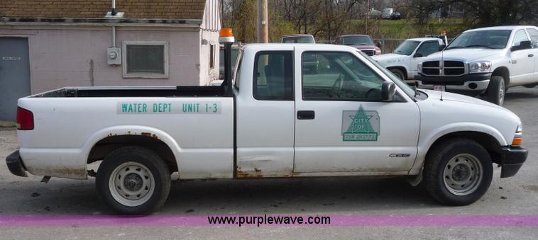 image for item 5073 2001 Chevrolet S10 extended cab pickup