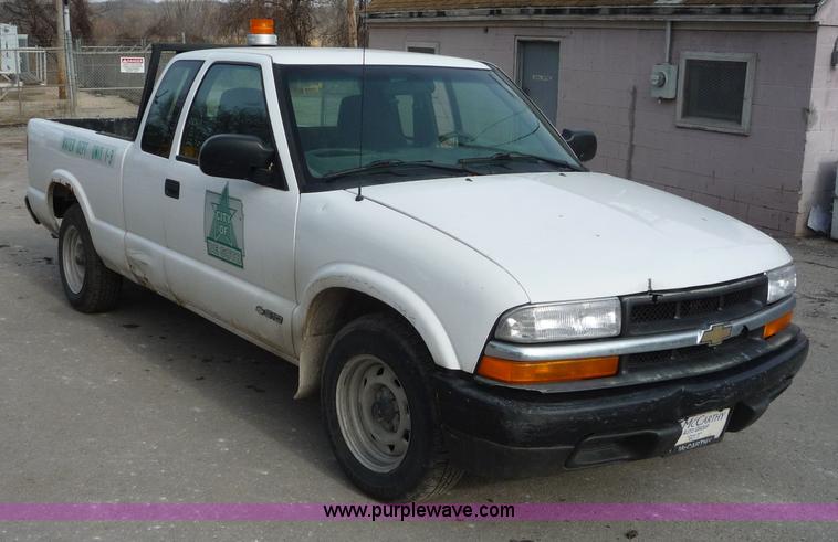 image for item 5073 2001 Chevrolet S10 extended cab pickup