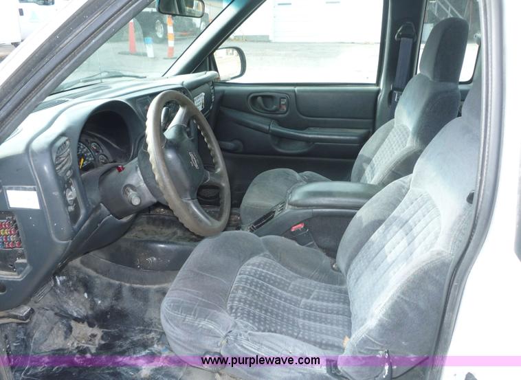 image for item 5073 2001 Chevrolet S10 extended cab pickup