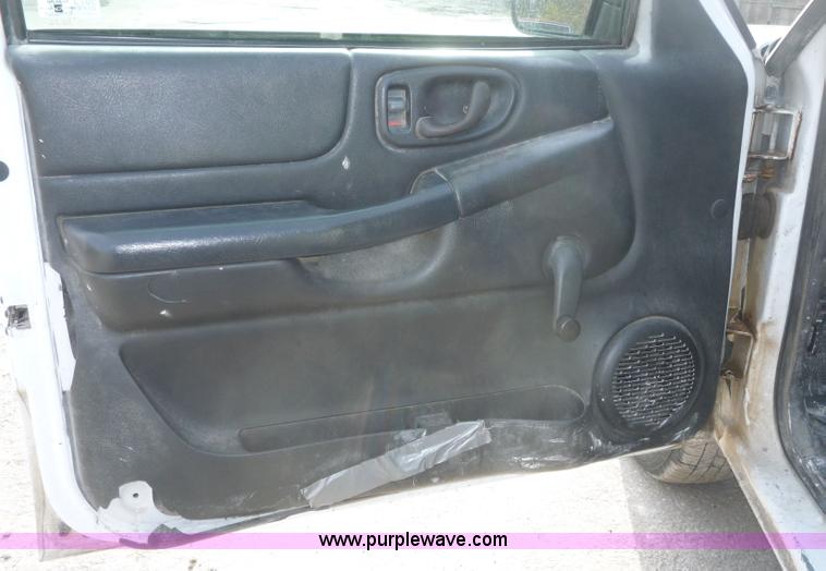 image for item 5073 2001 Chevrolet S10 extended cab pickup