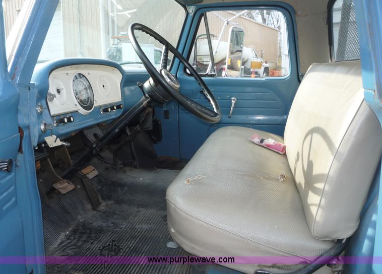 image for item 5074 1965 Ford F-600 truck