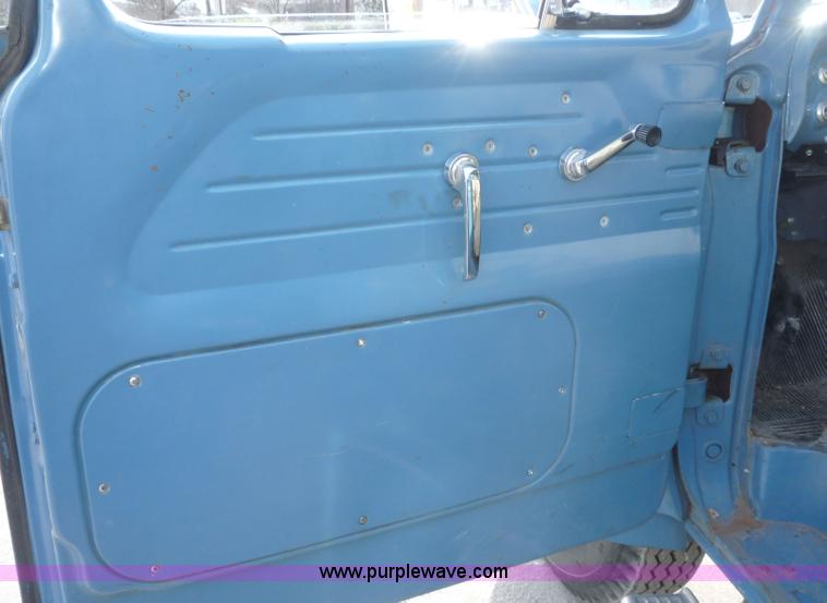 image for item 5074 1965 Ford F-600 truck