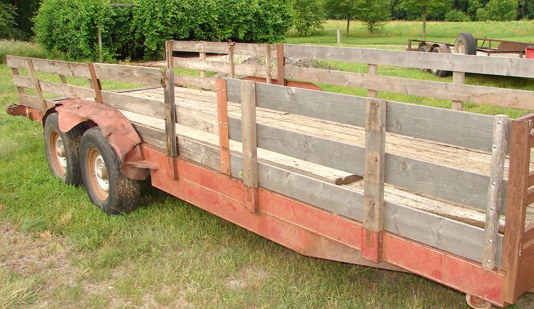image for item 5896 1988 24' flatbed trailer with removable side racks and ramps
