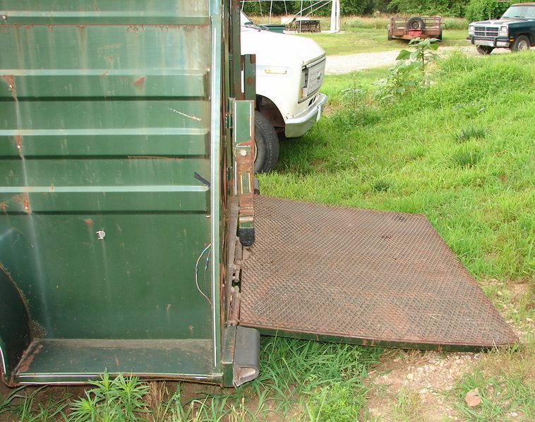 image for item 5899 1992 Titan 19' enclosed trailer with rear ramp door