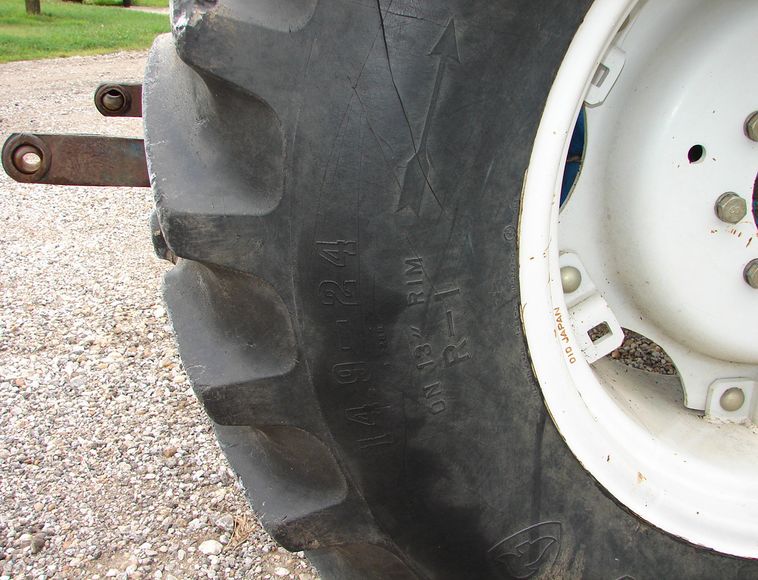 image for item 5907 1989 Ford 1920 MFWD utility tractor