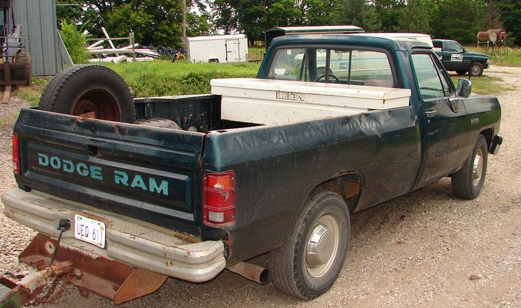 image for item 5916 1993 Dodge D-250 pickup