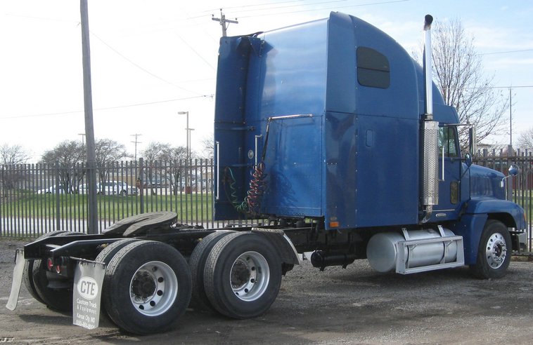 image for item 6662 1997 Freightliner Conventional FLD120 semi