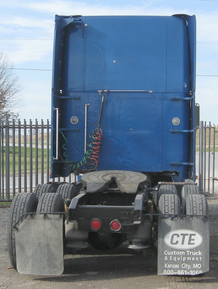 image for item 6662 1997 Freightliner Conventional FLD120 semi