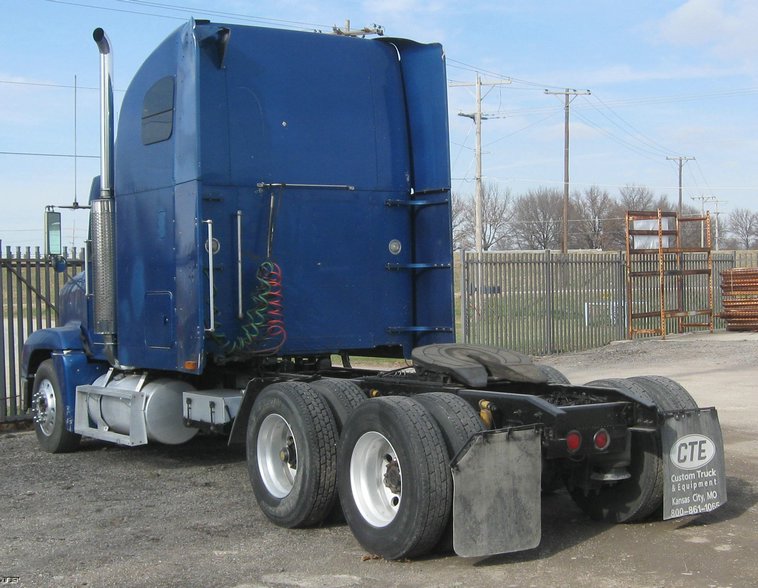image for item 6662 1997 Freightliner Conventional FLD120 semi
