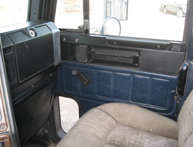 image for item 6662 1997 Freightliner Conventional FLD120 semi