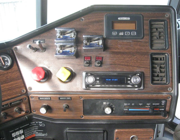 image for item 6662 1997 Freightliner Conventional FLD120 semi