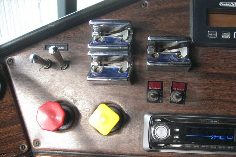 image for item 6662 1997 Freightliner Conventional FLD120 semi