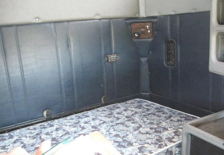 image for item 6662 1997 Freightliner Conventional FLD120 semi