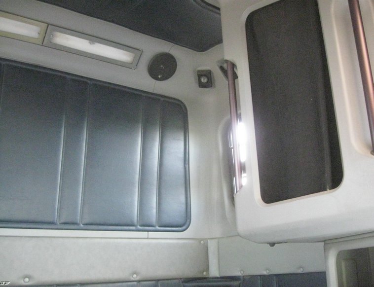 image for item 6662 1997 Freightliner Conventional FLD120 semi