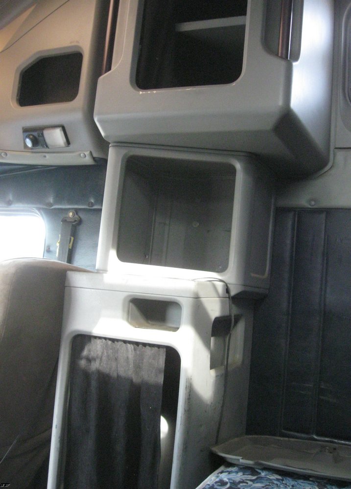 image for item 6662 1997 Freightliner Conventional FLD120 semi