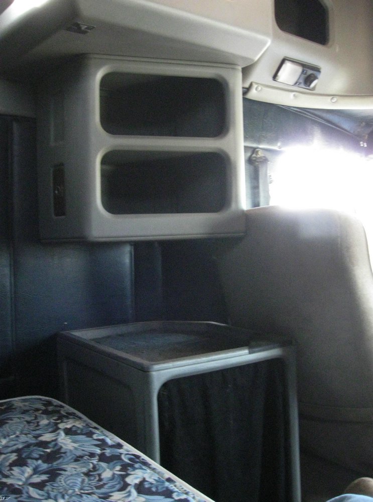 image for item 6662 1997 Freightliner Conventional FLD120 semi