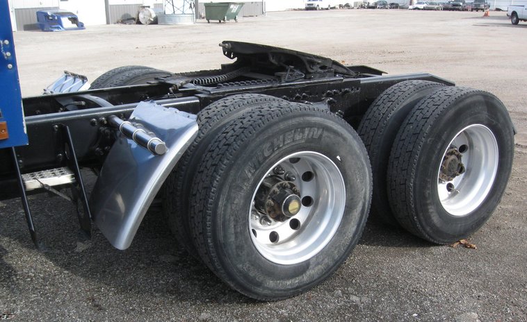 image for item 6662 1997 Freightliner Conventional FLD120 semi