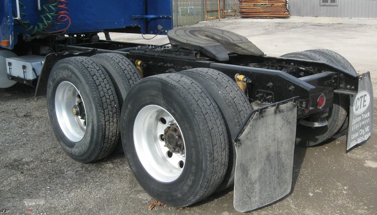 image for item 6662 1997 Freightliner Conventional FLD120 semi