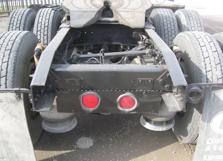 image for item 6662 1997 Freightliner Conventional FLD120 semi