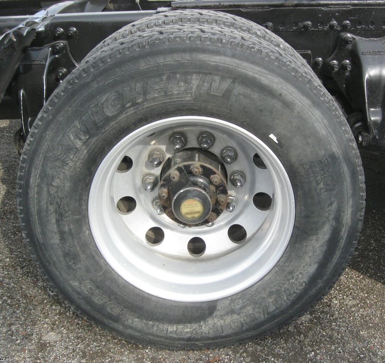 image for item 6662 1997 Freightliner Conventional FLD120 semi