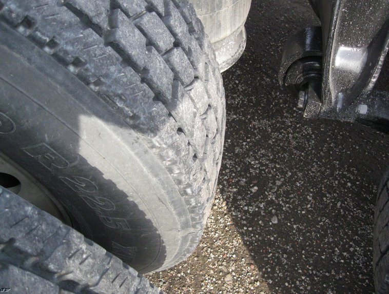 image for item 6662 1997 Freightliner Conventional FLD120 semi