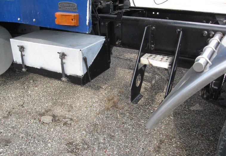 image for item 6662 1997 Freightliner Conventional FLD120 semi