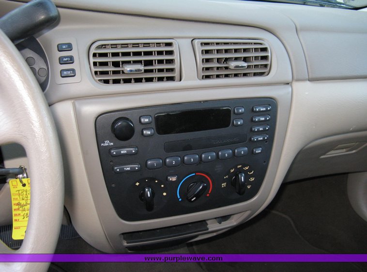 image for item 7707 2004 Ford Taurus LX