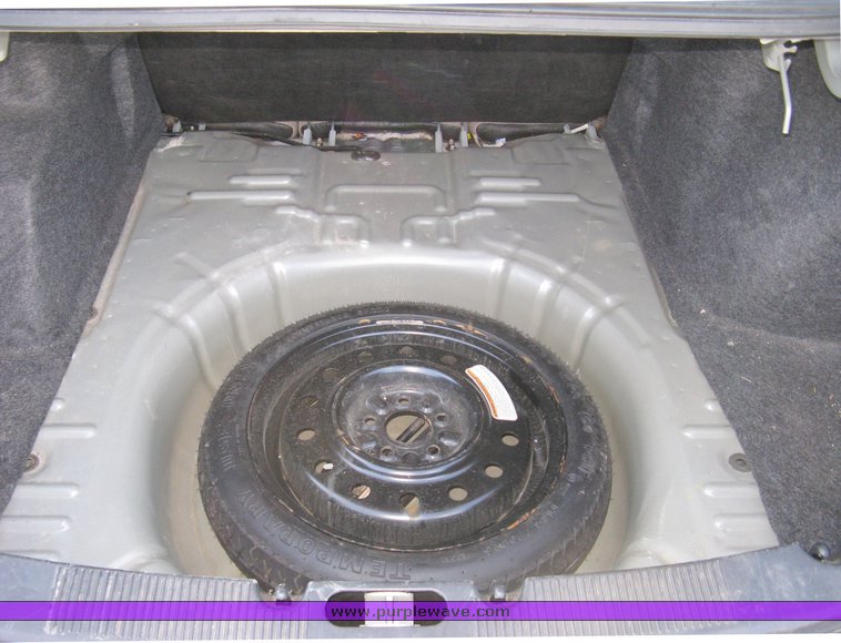 image for item 7707 2004 Ford Taurus LX