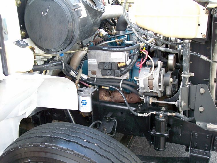 image for item 1001 1998 International 4700LP mechanic's truck