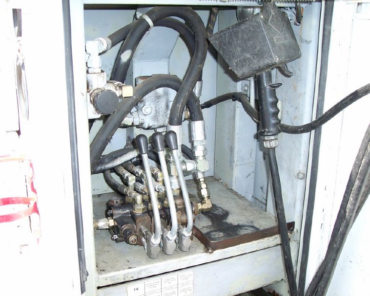 image for item 1001 1998 International 4700LP mechanic's truck