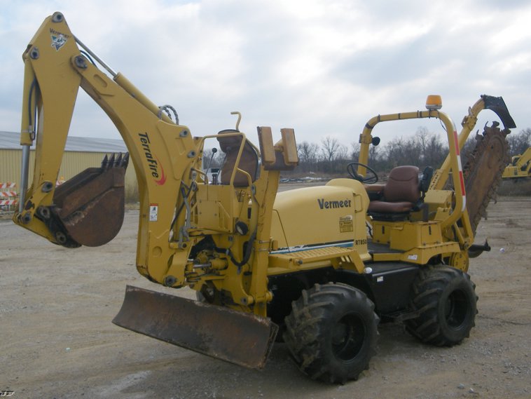 image for item 1100 Vermeer RT850 rubber tire trencher