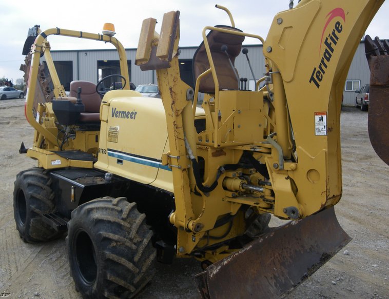 image for item 1100 Vermeer RT850 rubber tire trencher