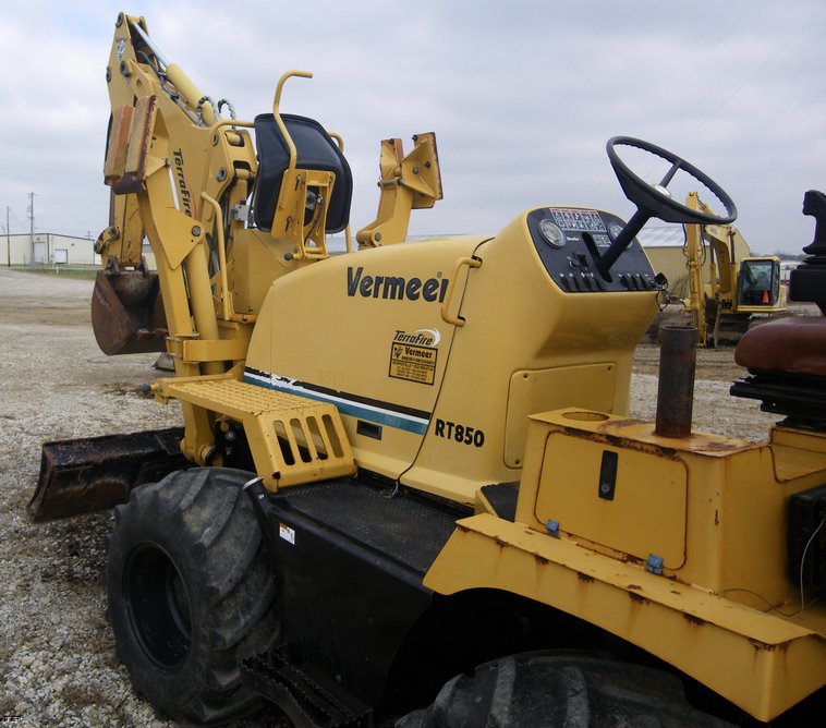 image for item 1100 Vermeer RT850 rubber tire trencher