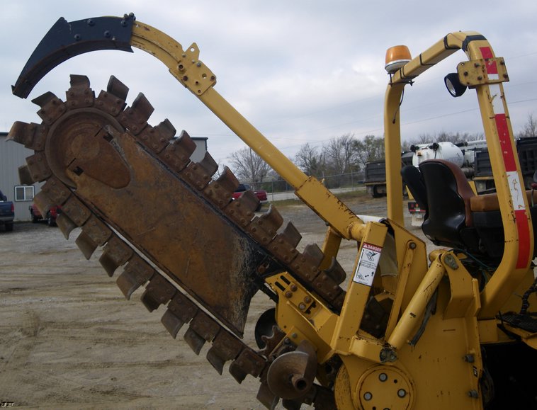 image for item 1100 Vermeer RT850 rubber tire trencher