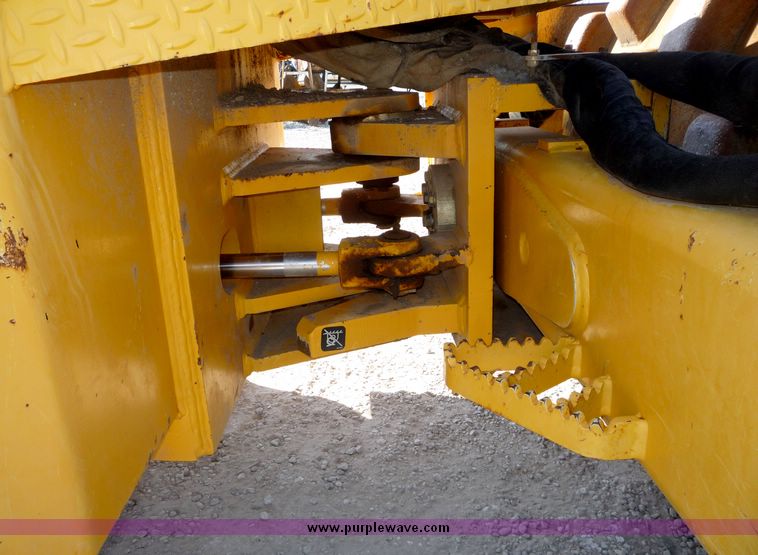 image for item 2001 2004 Superpac 6620 vibratory compactor